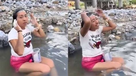 Joven se queda sin agua en su casa y se va a bañar al río .